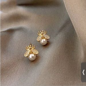 beautiful fashion Cute Gold Bee 🐝Pearl Earrings Stud Women Valentine’s Gift